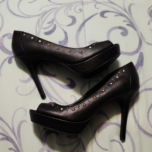 FIONI Clothing Shoes - FIONI Clothing Black and Gold Heels